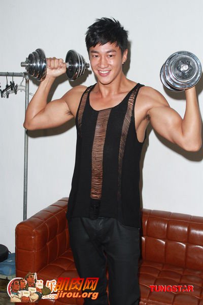 关于这肌肉线条！开拓者vs鹈鹕裁判身材健硕、面相凶悍的信息