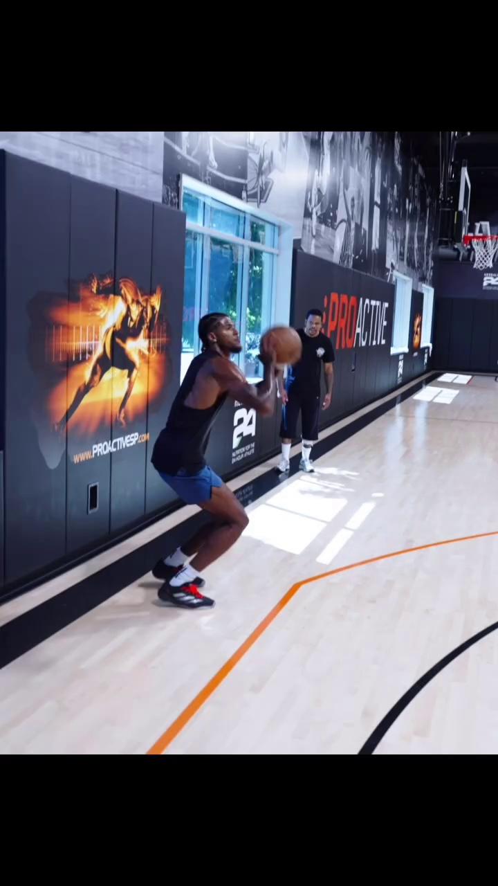 关于某NBA教练：我们防守杰伦-格林时很困难，他肯定能搭档布克的信息