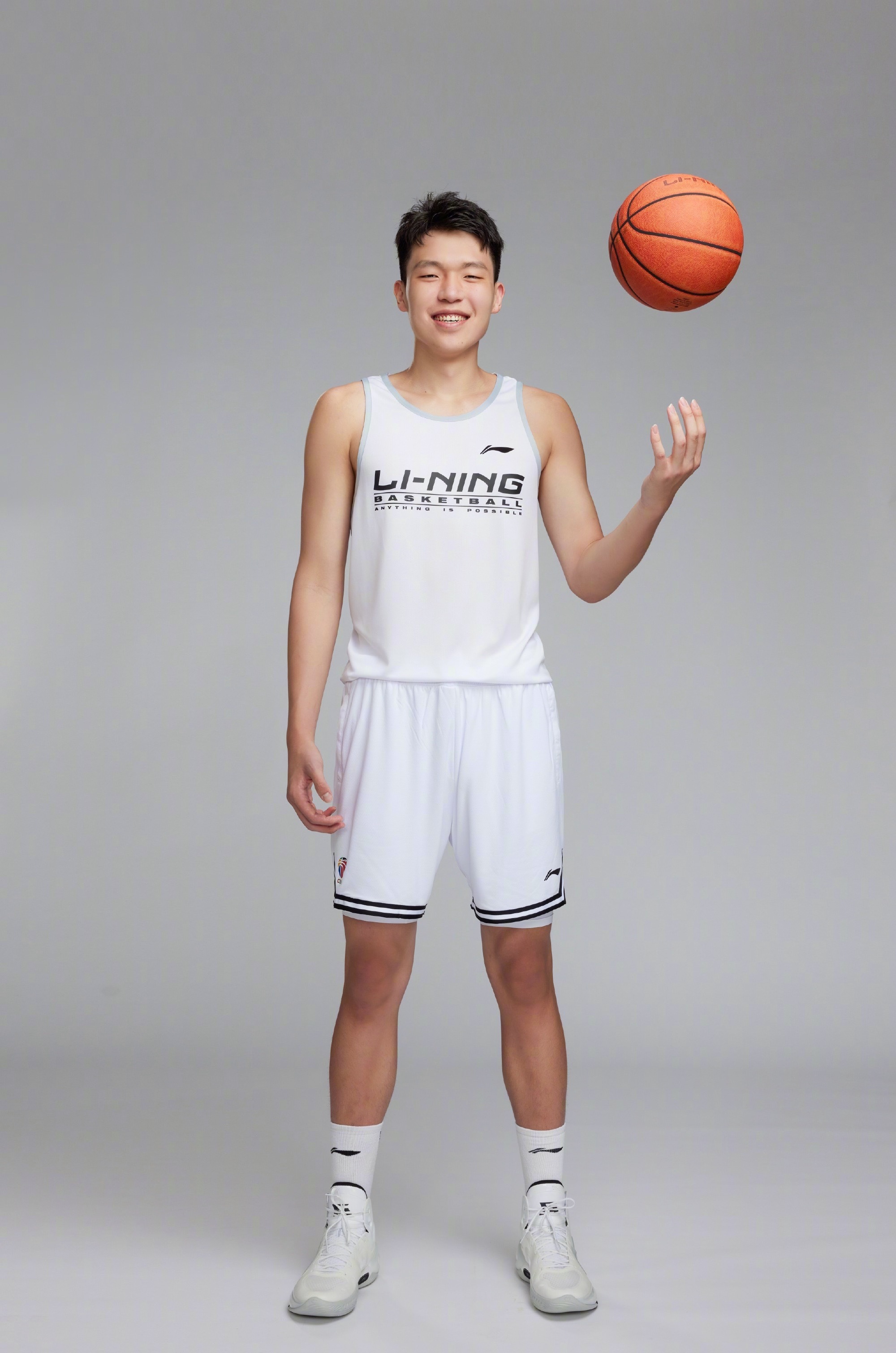 中国篮协同意杨瀚森不打亚洲杯:全力备战NBA新赛季的简单介绍