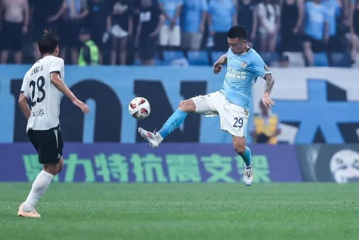 大连英博客战上海海港图片分享，吕鹏+毛伟杰+朱鹏宇老将新兵同框